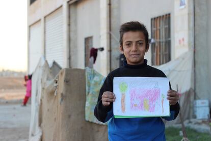 "Quiero una casa con paredes y dos ventanas y una puerta". Abdulmajeed, de 13 años, ha plasmado este deseo en un dibujo. Vive en el campo de refugiados de Jibreen, en el que las condiciones son básicas, con poca protección contra el frío y la lluvia.