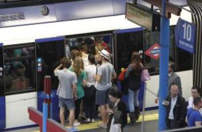 Numerosas personas intentan acceder al interior del metro en la estación de Príncipe Pío, en una jornada en la que los trabajadores de Metro de Madrid han efectuado paros parciales de dos horas.