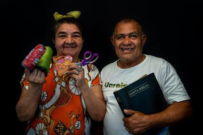 <p>“Domingo es abogado y pastor, y yo soy costurera. Llevamos con nosotros el conocimiento de esas profesiones y nuestro amor por nuestros hijos. Muchas familias en Venezuela han buscado la manera de sobrevivir y, cuando migran, tienen que separarse. Eso es muy triste. </p> <p>Nosotros tenemos tres niños. Dos están en Río Grande do Sul y el mayor, el de 39 años, se fue a Bogotá, en Colombia, pero allí sufrió un derrame cerebral y murió. Buscando una vida mejor se fue con su familia, pero lo único que encontró fue la muerte. Y yo, su madre, no podía estar allí con él. Al final estuvo siete meses en cama y yo no pude ir. </p> <p>No hemos visto a nuestros otros hijos desde hace dos años. Tal vez si todavía estuviéramos todos juntos, en casa, mi hijo seguiría vivo. No es algo fácil de superar”.</p> María Helena sufre de presión arterial muy alta y ha tenido dos accidentes cerebrovasculares en el pasado. Domingo y ella viven en Pacaraima y reciben atención médica y psicológica de MSF.</p>
