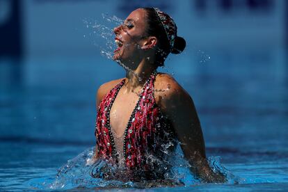 Vasiliki Alexandri, del equipo de Austria, compite en el Campeonato Mundial de Deportes Acuáticos de Budapest, Hungría, este viernes. 