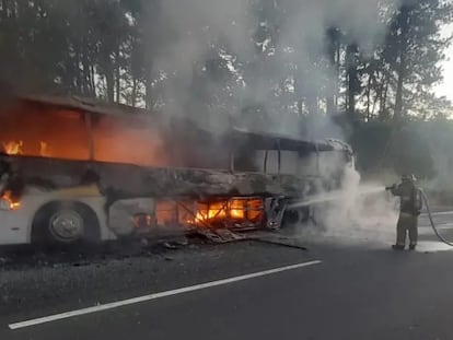 Servicios de emergencia trabajan para apagar el incendio de un autobús de migrantes en Limón Seco, Los Ruices (Panamá) el 25 de febrero 2023