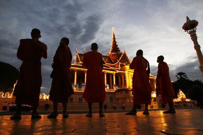 Monjes budistas durante una ceremonia por Norodom Sihanouk (conocido como Padre de la Patria) ante el Palacio Real, en Phnom Penh (Camboya) donde está enterrado.