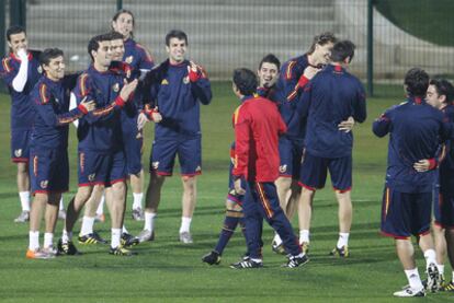 Los jugadores de la selección española bromean entre ellos durante uno de los entrenamientos en Durban.