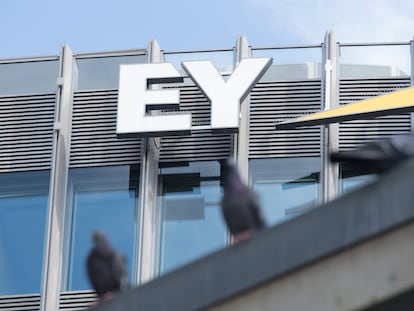 Logo de EY en su sede de Berlín.