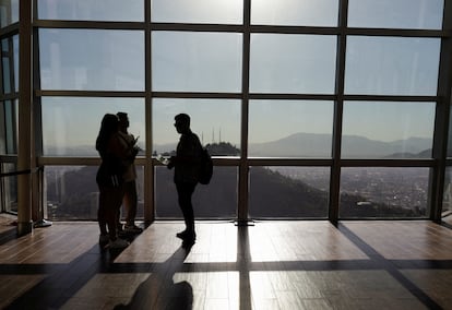 Personas bajo el sol durante una ola de calor en Santiago, el 31 de enero.