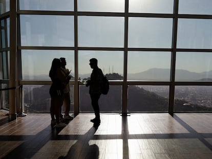 Personas bajo el sol durante una ola de calor en Santiago, el 31 de enero.