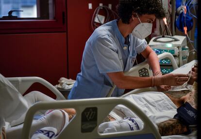 Una sanitaria atiende a un paciente de la UCI del Hospital de Basurto en Bilbao, en una imagen de archivo.