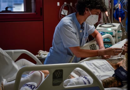 Una sanitaria atiende a un paciente de la UCI del Hospital de Basurto en Bilbao, en una imagen de archivo.