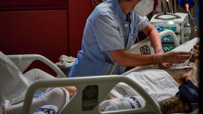 Una sanitaria atiende a un paciente de la UCI del Hospital de Basurto en Bilbao, en una imagen de archivo.