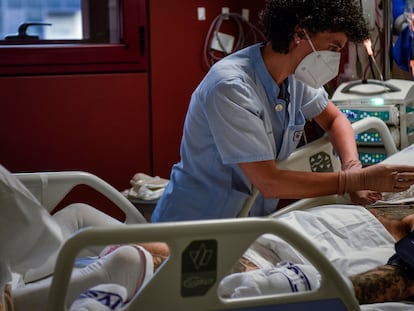 Una sanitaria atiende a un paciente de la UCI del Hospital de Basurto en Bilbao, en una imagen de archivo.