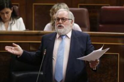 El ministro de Agricultura, Alimentación y Medio Ambiente, Miguel Arias Cañete, durante una intervención en la sesión de control al Gobierno,  en el pleno del Congreso. EFE/Archivo