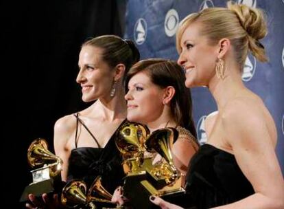 The Dixie Chicks: de izquierda a derecha, Emily Robison, Natalie Maines y Marti Maguire posan con sus <i>grammies.</i>