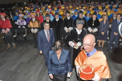 Apertura solemne del actual curso académico en la Universidad del País Vasco, en presencia del <i>lehendakari</i> López.