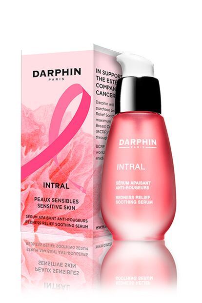 Intral Redness Relief Soothing Serum de Darphin

La firma se une a la causa con este sérum calmante de alta eficacia con tecnología de microgotas de agua y un complejo relajante exclusivo de tres flores: espino, peonía y camomila para calmar de forma instantánea y prevenir la irritación que envejece la piel. Su precio es de 63 € y donará 3 € por producto vendido.