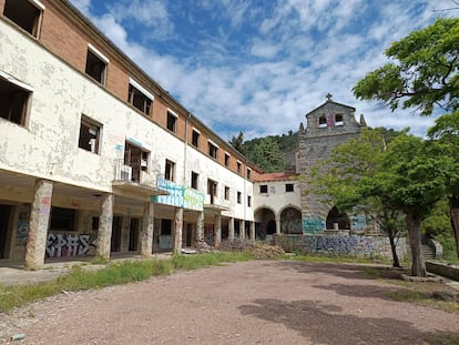 La Plaza de Salto de Castro, Zamora. En segundo término, la iglesia del poblado.