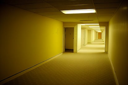 Uno de los espacios del juego 'Backrooms'.