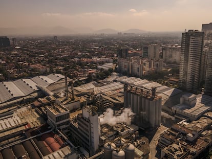 Vista aérea de la cervecería Grupo Modelo, en la alcaldía Miguel Hidalgo de Ciudad de México, el 9 de junio de 2022.