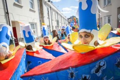 Desfile infantil por las calles de Brighton, durante el festival cultural de la ciudad inglesa, que cumple su 49 edición.