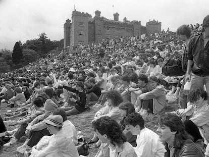 Público en un concierto celebrado junto al castillo de Slane, en Irlanda, en 1986.