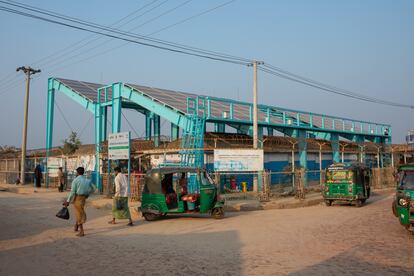 Una instalación de placas solares en el campo de refugiados de Cox's Bazar (Bangladés).