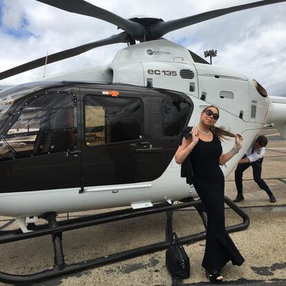 Mariah Carey, posando también frente a un helicóptero durante uno de sus viajes de hace unos seis meses.