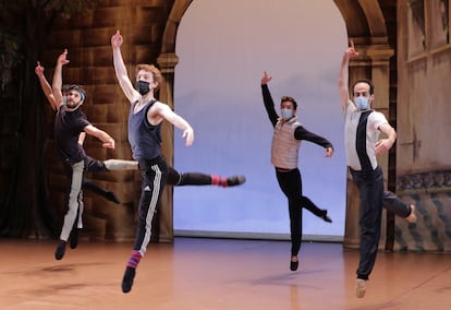 Bailarines de la Ópera de Niza ensayando en preparación de la reapertura de teatros el 15 de diciembre, medida ahora aplazada tres semanas