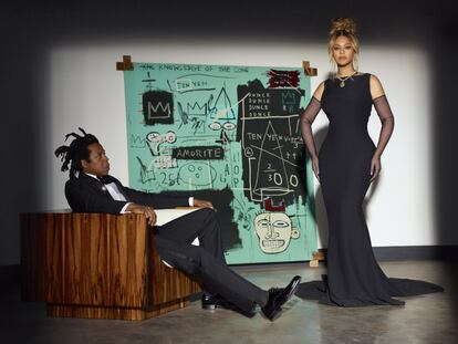 Los cantantes Jay-Z y Beyoncé posan delante de un cuadro de Jean-Michel Basquiat para un anuncio de la joyería Tiffany.