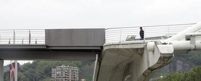 Imagen del empalme entre el puente de Calatrava y la pasarela de Isozaki, el motivo del enfrentamiento.