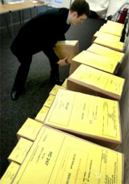Las cajas que contienen copias del informe completo del juez Hutton, antes de ser enviadas a la Real Corte de Justicia.