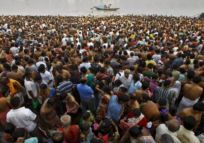 Los hindúes se reúnen a orillas del río Ganges para celebrar el día de Mahalaya en el que honran las almas de sus antepasados difuntos, en Islamabad, India.