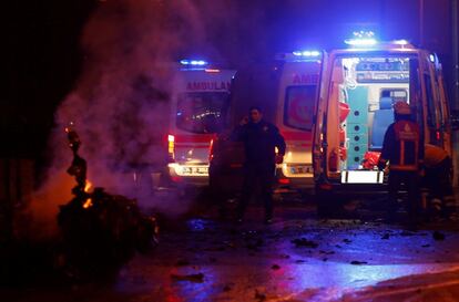 Police and ambulances arrive the scene after a blast in Istanbul, Turkey, December 10, 2016. REUTERS/Murad Sezer     TPX IMAGES OF THE DAY