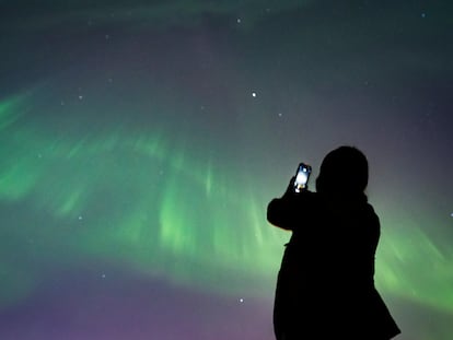 Una persona observa las auroras boreales en Vancouver, Canadá, el 11 de mayo 2024.