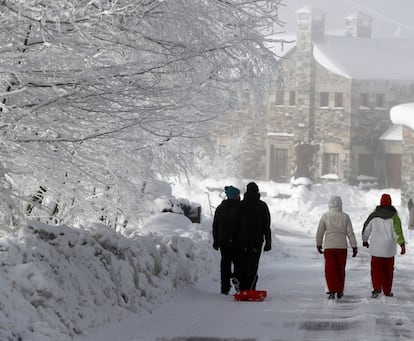 Varias personas caminan por la nieve en O Cebreiro (Lugo), este sábado.