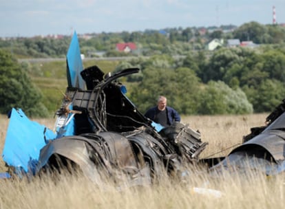 Un trabajador de las emergencias rusas inspecciona el lugar del accidente de uno de los aparatos siniestrados