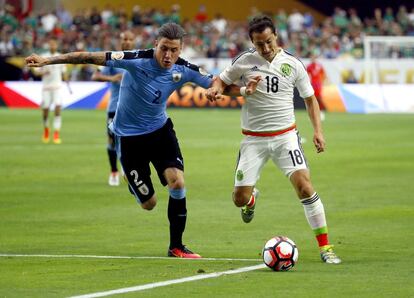 Giménez y Guardado pelean por el balón.