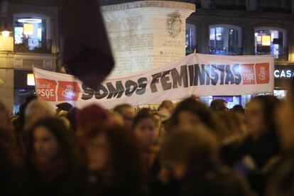 Manifestantes portan una pancarta en la que se puede leer "Somos feministas" durante la concentración en la madrileña Puerta del Sol. 