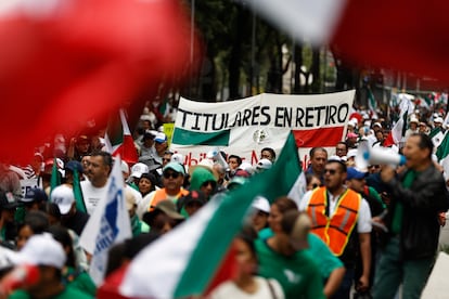 Trabajadores del Poder Judicial, estudiantes y abogados protestan contra la reforma, el 1 de octubre en Ciudad de México.