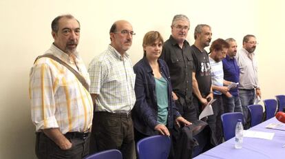 Ainhoa Etxaide y a su izquierda Adolfo Muñoz junto a otros representantes sindicales de Kutxabank.