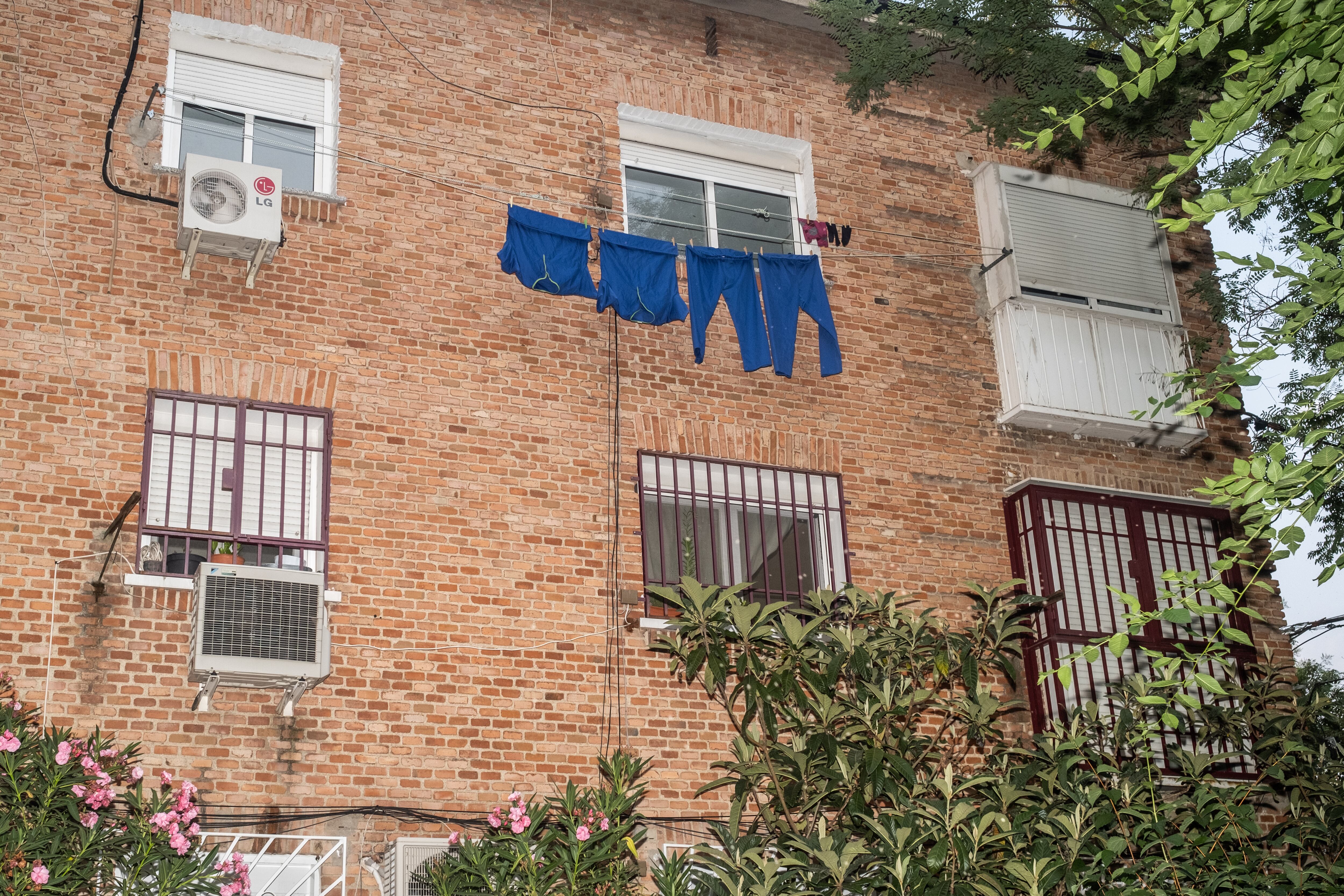 Ropa tendida en un edificio de viviendas de la colonia.