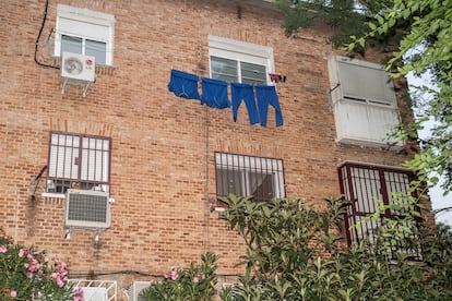 Ropa tendida en un edificio de viviendas de una colonia de Madrid.