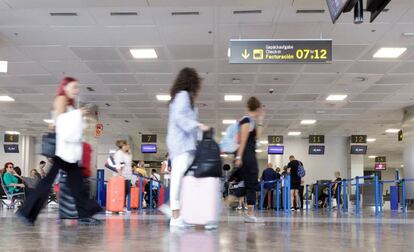 Pasajeros en el aeropuerto de Tenerife Sur. 