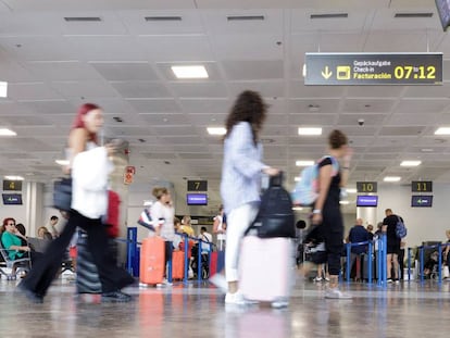 Pasajeros en el aeropuerto de Tenerife Sur. 