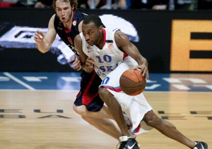 Holden y Marcelinho Huertas durante el partido