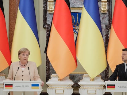 La canciller alemana, Angela Merkel, y el presidente de Ucrania, Volodimir Zelenski, en una rueda de prensa en Kiev, este domingo 22 de agosto.