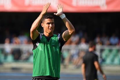 Cristiano saluda a los aficionados de la Juve que se han desplazado a Verona. 
