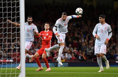 Sergio Ramos, en el momento de marcar el gol contra Gales.