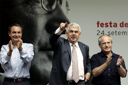 El presidente del Gobierno, José Luís Rodríguez Zapatero, junto al presidente de la Generalitat, Pasqual Maragall, y el candidato socialista a la Presidencia del Ejecutivo catalán, José Montilla.