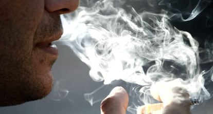 Un hombre fuma en una imagen de archivo.