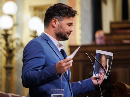 El portavoz de Esquerra Republicana en el Congreso, Gabriel Rufián, muestra fotos del rey emérito en Sanxenxo este martes durante el pleno.