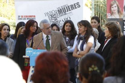 Javier Arenas, durante la presentación de la campaña, ayer en Sevilla.